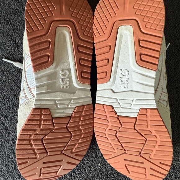 Practically new Asics, Size 8 - Picture 4 of 5